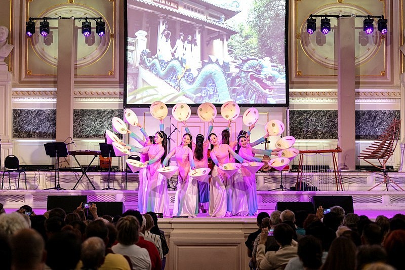 Russian Audience Gives Endless Applause to Vietnamese Artists Russian Audience Gives Endless Applause to Vietnamese Artists