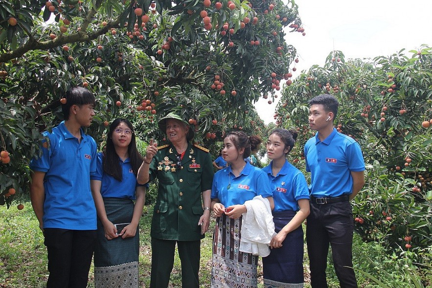 Education Cooperation Connects Vietnam - Laos Friendship Education Cooperation Connects Vietnam - Laos Friendship
