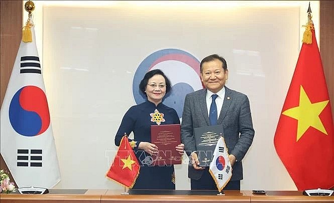 Vietnamese and Korean ministers at the signing ceremony for a MoU on public administration cooperation (Photo: VNA) Vietnamese and Korean ministers at the signing ceremony for a MoU on public administration cooperation (Photo: VNA)