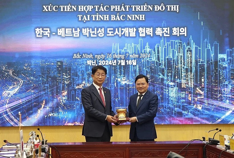 Secretary of the provincial Party Committee Nguyen Anh Tuan (R) and visiting RoK Minister of Land, Infrastructure and Transport Park Sang Woo (Photo: VNA) Secretary of the provincial Party Committee Nguyen Anh Tuan (R) and visiting RoK Minister of Land, Infrastructure and Transport Park Sang Woo (Photo: VNA)