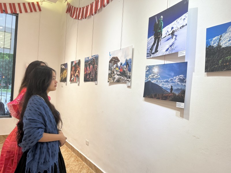 Young Vietnamese people enjoy viewing the photos. Young Vietnamese people enjoy viewing the photos.
