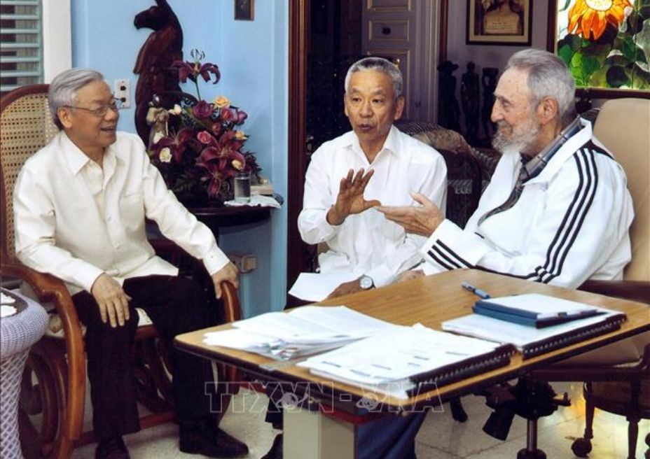 General Secretary Nguyen Phu Trong visits Cuban leader Fidel Castro during an official friendship visit to Cuba, on the afternoon of April 11, 2012. (Archive photo: VNA) 