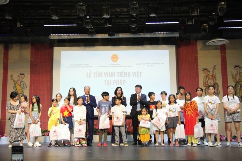 Gifts for the younger generations of overseas Vietnamese in France. Gifts for the younger generations of overseas Vietnamese in France.