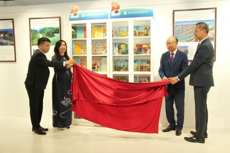 The Vietnamese bookcase was inaugurated to serve the community in France. The Vietnamese bookcase was inaugurated to serve the community in France.