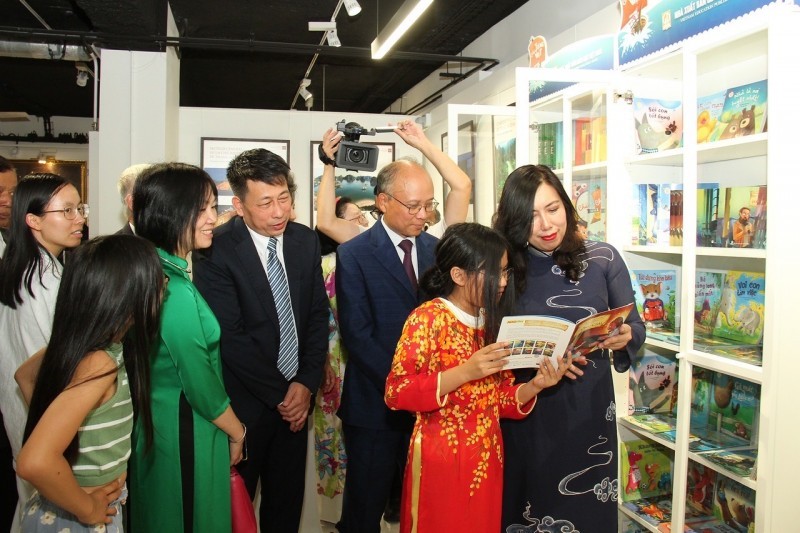 Young Overseas Vietnamese are excited to read Vietnamese books. Young Overseas Vietnamese are excited to read Vietnamese books.