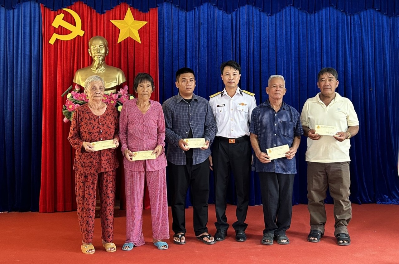Lieutenant Colonel Nguyen Trung Thong, Deputy Political Commissar of the Technical and Logistics Assurance Center presents gifts to policy families. Lieutenant Colonel Nguyen Trung Thong, Deputy Political Commissar of the Technical and Logistics Assurance Center presents gifts to policy families.