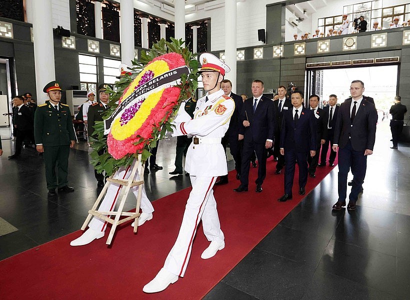 A high-level delegation from Belarus led by Siarhei Khamenka, Deputy Chairman of the Council of the Republic (upper house) of the National Assembly of Belarus, pays last respect to Party General Secretary Nguyen Phu Trong. (Photo: VNA) A high-level delegation from Belarus led by Siarhei Khamenka, Deputy Chairman of the Council of the Republic (upper house) of the National Assembly of Belarus, pays last respect to Party General Secretary Nguyen Phu Trong. (Photo: VNA)