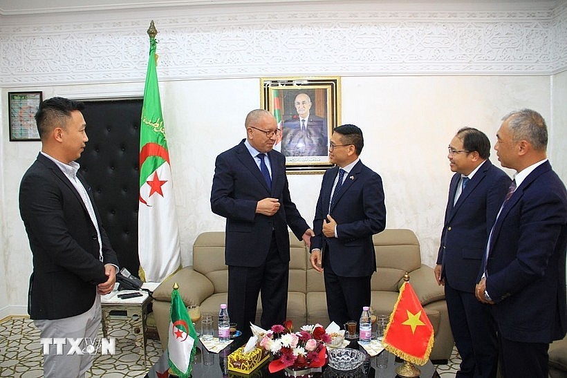 Governor of Constantine Abdelkhalek Sayoda (second from left) receives the Vietnamese delegation. (Photo: VNA) Governor of Constantine Abdelkhalek Sayoda (second from left) receives the Vietnamese delegation. (Photo: VNA)