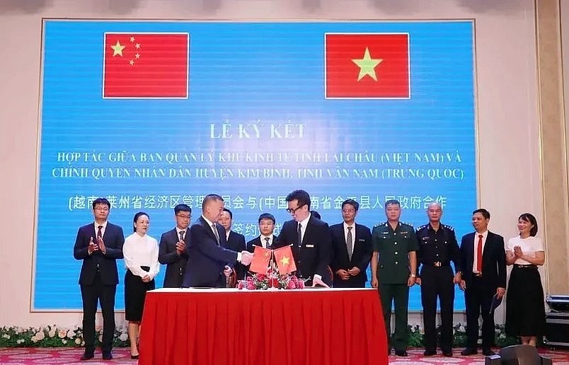Lai Chau Economic Zone Management Board and the administration of Jinping district, China's Yunnan province sign a MOU in the northern province of Lai Chau. Lai Chau Economic Zone Management Board and the administration of Jinping district, China's Yunnan province sign a MOU in the northern province of Lai Chau.