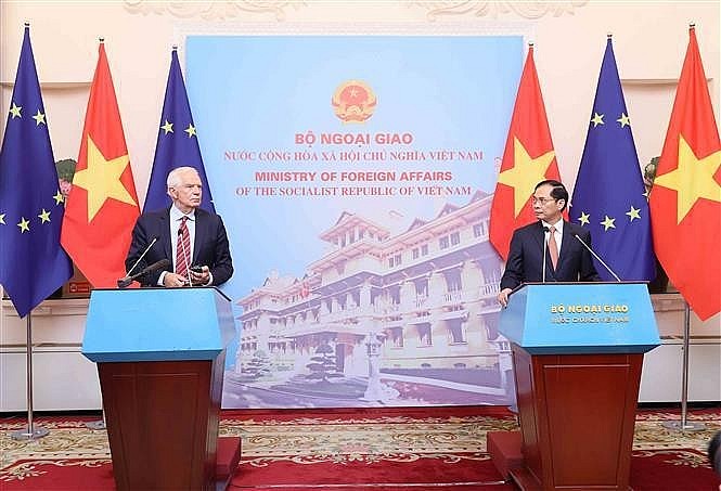 Minister of Foreign Affairs Bui Thanh Son (R) and Josep Borrell Fontelles, Vice President of the European Commission (EC) and High Representative of the European Union for Foreign Affairs and Security Policy, announce the outcomes of their talks in Hanoi on July 30. (Photo: VNA) Minister of Foreign Affairs Bui Thanh Son (R) and Josep Borrell Fontelles, Vice President of the European Commission (EC) and High Representative of the European Union for Foreign Affairs and Security Policy, announce the outcomes of their talks in Hanoi on July 30. (Photo: VNA)