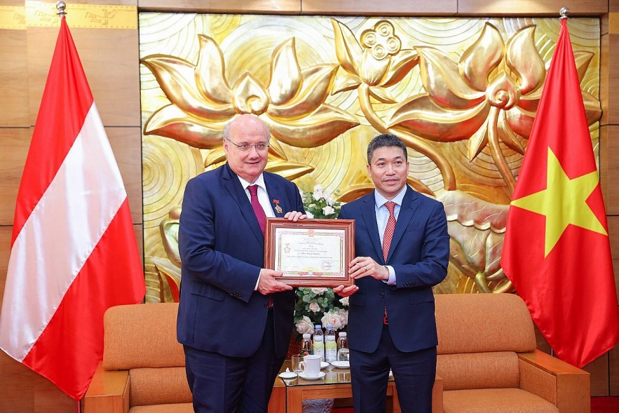 Austrian Ambassador Honored for his Contributions to Vietnam - Austria People-to-people Relations Austrian Ambassador Honored for his Contributions to Vietnam - Austria People-to-people Relations