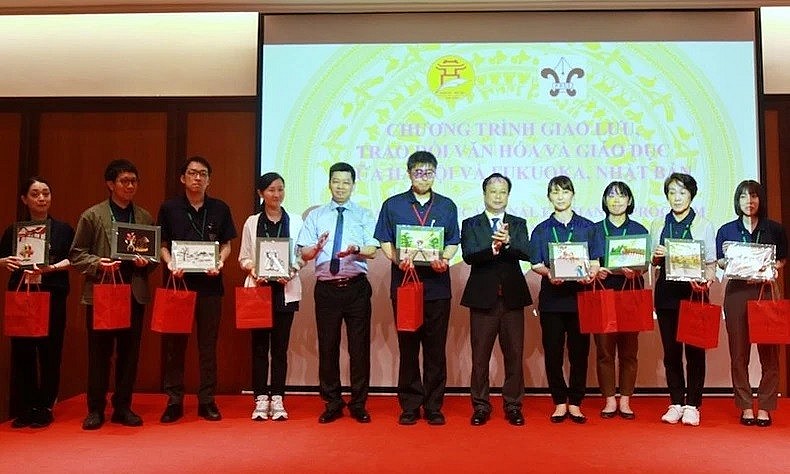 Hanoi-Fukuoka Students Exchange Culture and Education Hanoi-Fukuoka Students Exchange Culture and Education