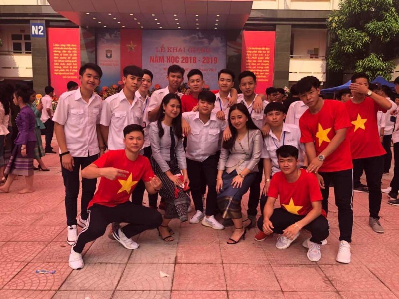 Sengphet Phomsychanh (center, in red) with fellow Lao students at Tran Quoc Tuan Middle School and High School. (Photo courtesy of Sengphet Phomsychanh) Sengphet Phomsychanh (center, in red) with fellow Lao students at Tran Quoc Tuan Middle School and High School. (Photo courtesy of Sengphet Phomsychanh)