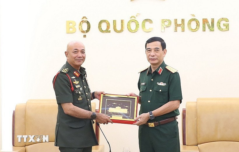 General Phan Van Giang (R), Minister of National Defence presents a souvenir to General Tan Sri Datuk Seri Mohammad bin Ab Rahman, Chief of Defence Forces of Malaysia in Hanoi on August 15 (Photo: VNA) General Phan Van Giang (R), Minister of National Defence presents a souvenir to General Tan Sri Datuk Seri Mohammad bin Ab Rahman, Chief of Defence Forces of Malaysia in Hanoi on August 15 (Photo: VNA)