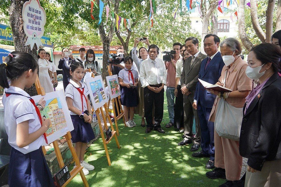 Thai Princess Maha Chakri Sirindhorn (second from right) visits the reading experience area and awards a drawing prize for her dream vegetable garden. Photo: quangtri.gov.vn