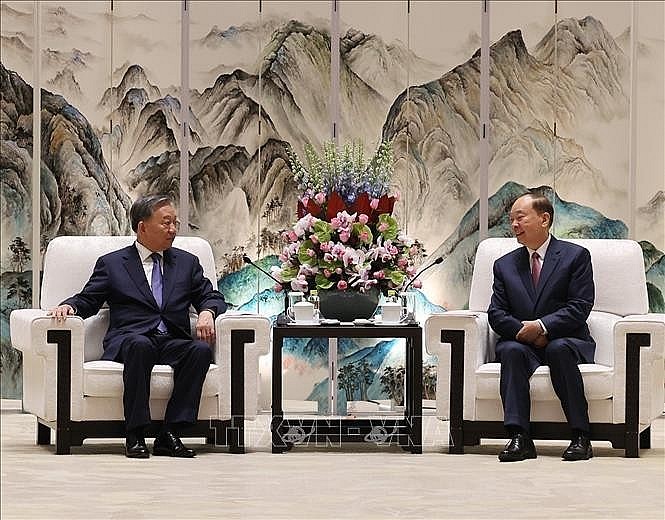 Party General Secretary and State President To Lam (left) has a meeting with Secretary of the Party Committee of Guangdong province Huang Kunming on August 18. (Photo: VNA) Party General Secretary and State President To Lam (left) has a meeting with Secretary of the Party Committee of Guangdong province Huang Kunming on August 18. (Photo: VNA)