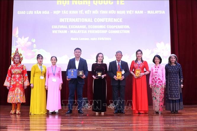 Professor Dr. Yvonne Lim Ai Lian, Deputy Vice-Chancellor of the University of Malaya (second from the right) and Vietnamese cultural experts, artisans, and entrepreneurs. Photo: Hang Linh Professor Dr. Yvonne Lim Ai Lian, Deputy Vice-Chancellor of the University of Malaya (second from the right) and Vietnamese cultural experts, artisans, and entrepreneurs. Photo: Hang Linh