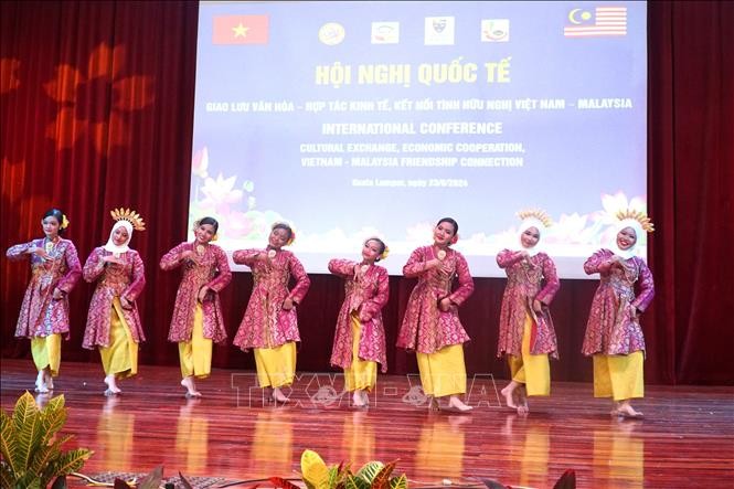 Traditional Malaysian dance Tarian Zapin. Photo: Hang Linh Traditional Malaysian dance Tarian Zapin. Photo: Hang Linh