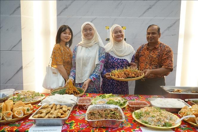 Vietnamese and Malaysian dishes presented by members of the Malaysia-Vietnam Friendship Association at the cultural exchange. Photo: Hang Linh Vietnamese and Malaysian dishes presented by members of the Malaysia-Vietnam Friendship Association at the cultural exchange. Photo: Hang Linh
