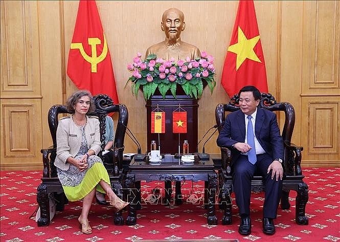 Politburo member, President of the Ho Chi Minh National Academy of Politics (HCMA) Nguyen Xuan Thang (R) and new Spanish Ambassador to Vietnam Carmen Cano de Lasala at their meeting in Hanoi on August 29. (Photo: VNA) Politburo member, President of the Ho Chi Minh National Academy of Politics (HCMA) Nguyen Xuan Thang (R) and new Spanish Ambassador to Vietnam Carmen Cano de Lasala at their meeting in Hanoi on August 29. (Photo: VNA)