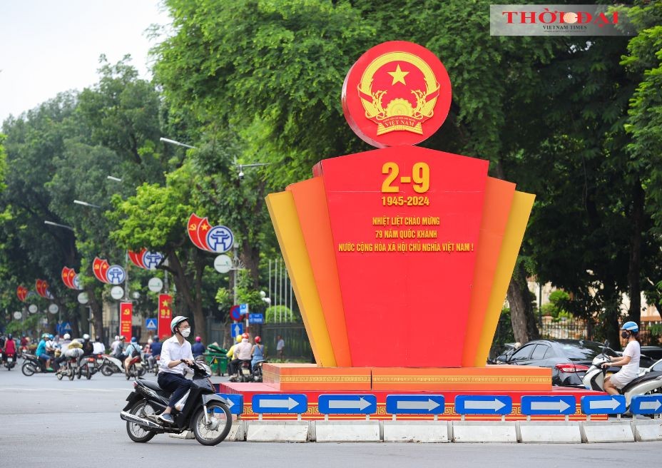 Hanoi’s streets are awash in red hues. (Photo: Dinh Hoa) Hanoi’s streets are awash in red hues. (Photo: Dinh Hoa)