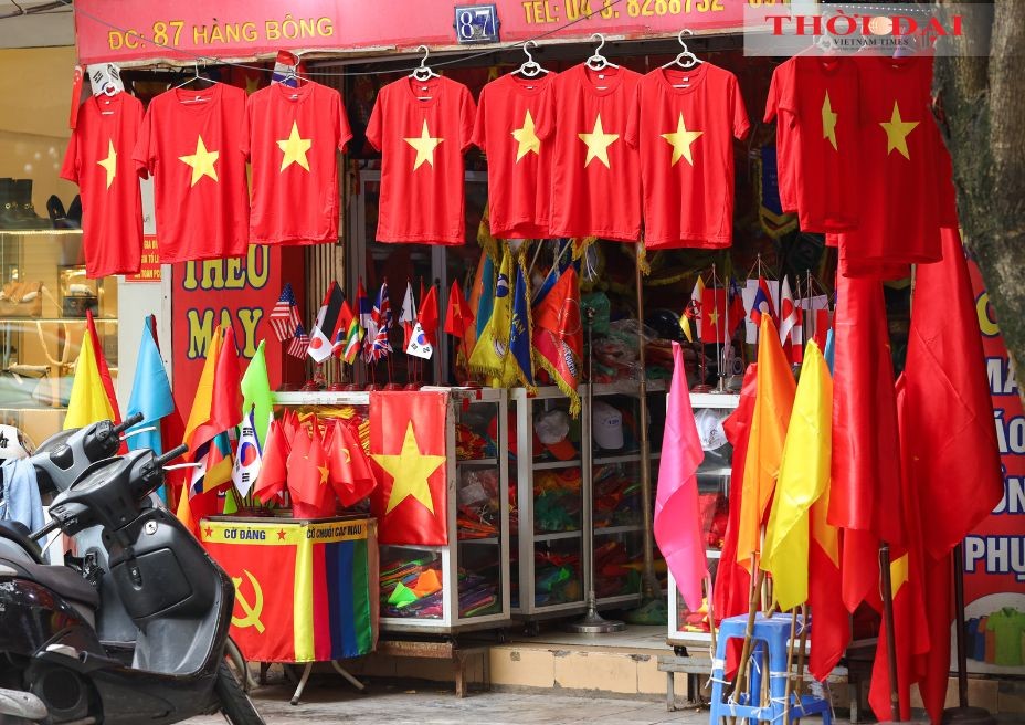 A vendor on Hang Bong Street in Hoan Kiem District sells national flags and T-shirts. (Photo: Dinh Hoa) A vendor on Hang Bong Street in Hoan Kiem District sells national flags and T-shirts. (Photo: Dinh Hoa)