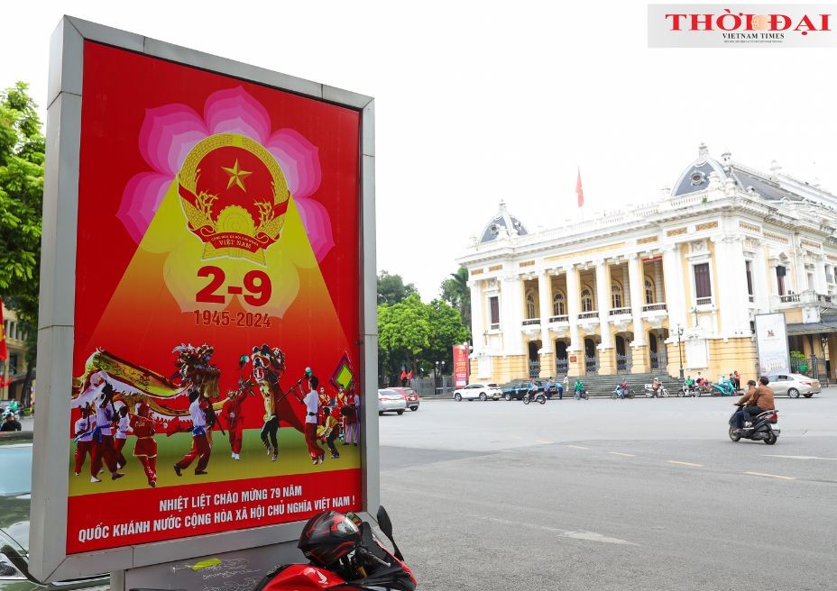 A National Day celebratory poster is prominently displayed opposite the Hanoi Opera House. (Photo: Dinh Hoa) A National Day celebratory poster is prominently displayed opposite the Hanoi Opera House. (Photo: Dinh Hoa)