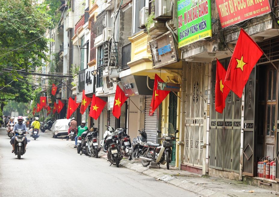 Even the smallest alleys have been adorned with flags and flowers, creating a striking tableau of national pride and love for the homeland. (Photo: Dinh Hoa) Even the smallest alleys have been adorned with flags and flowers, creating a striking tableau of national pride and love for the homeland. (Photo: Dinh Hoa)