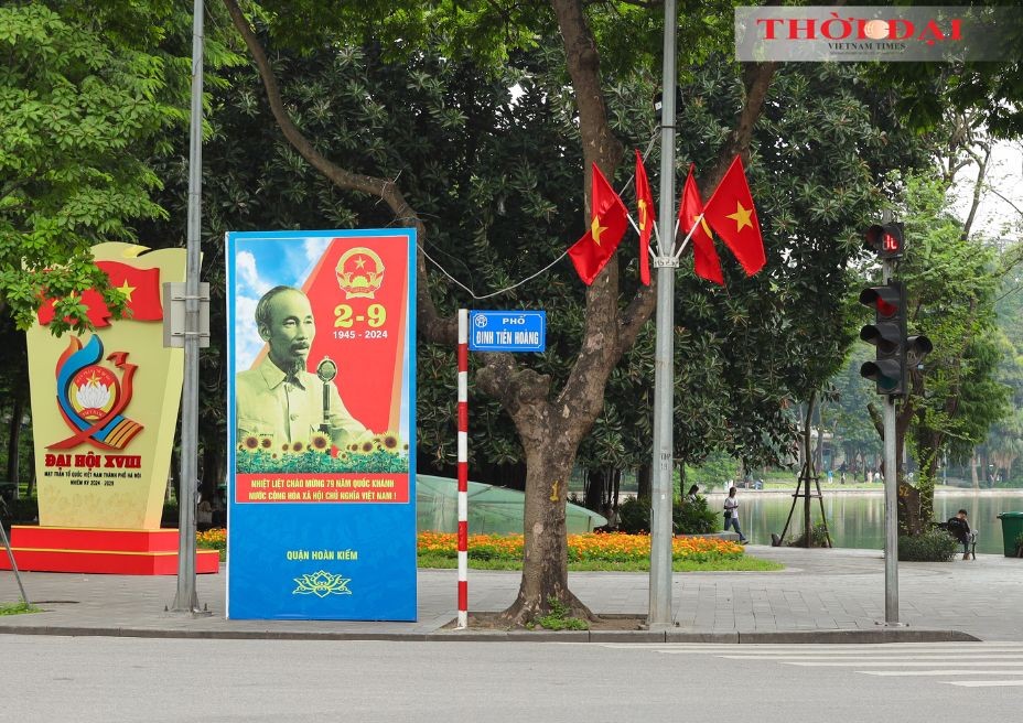 The national flags and National Day posters grace Dinh Tien Hoang Street in Hoan Kiem District, Hanoi. (Photo: Dinh Hoa) The national flags and National Day posters grace Dinh Tien Hoang Street in Hoan Kiem District, Hanoi. (Photo: Dinh Hoa)