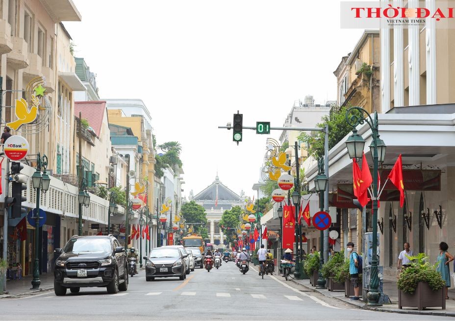 Trang Tien Street in Hoan Kiem District, Hanoi, is aglow with the vibrant colors of national flags and flowers. (Photo: Dinh Hoa) Trang Tien Street in Hoan Kiem District, Hanoi, is aglow with the vibrant colors of national flags and flowers. (Photo: Dinh Hoa)