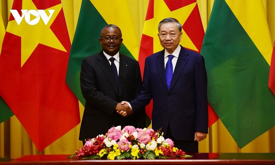 Party General Secretary and President To Lam of Vietnam and President Umaro Sissoco Embalo of Guinea Bissau shaking hands ahead of their talks in Hanoi on September 6. Party General Secretary and President To Lam of Vietnam and President Umaro Sissoco Embalo of Guinea Bissau shaking hands ahead of their talks in Hanoi on September 6.