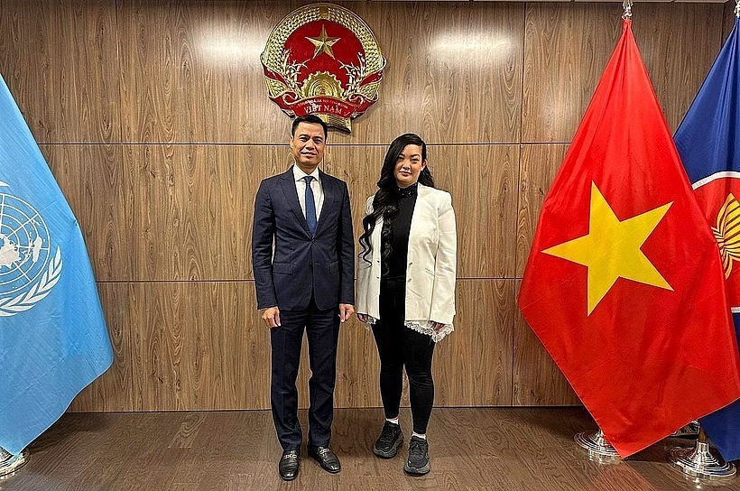 Permanent Representative of Vietnam to the UN Ambassador Dang Hoang Giang (left) meets with Amanda Nguyen, the first woman of Vietnamese origin to fly into space. (Photo: VNA) Permanent Representative of Vietnam to the UN Ambassador Dang Hoang Giang (left) meets with Amanda Nguyen, the first woman of Vietnamese origin to fly into space. (Photo: VNA)