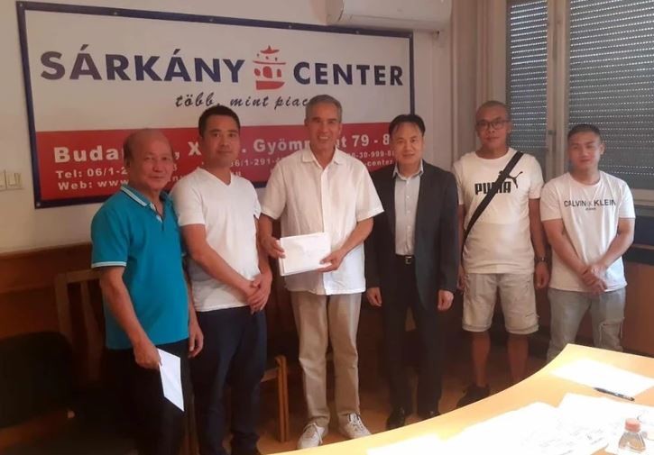Vietnamese in Hungary Help Each Others Vietnamese in Hungary Help Each Others