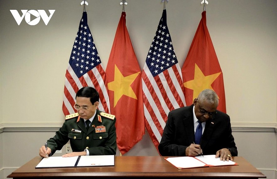 US Defense Secretary Lloyd Austin and his Vietnamese counterpart Phan Van Giang sign the new joint vision statement on defense cooperation between the US and Vietnam. US Defense Secretary Lloyd Austin and his Vietnamese counterpart Phan Van Giang sign the new joint vision statement on defense cooperation between the US and Vietnam.