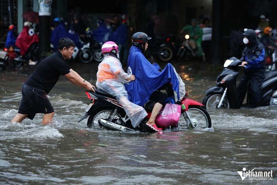 Hanoi experienced rain throughout the night on September 9, leading to severe flooding on many streets. Photo: Dinh Hieu Hanoi experienced rain throughout the night on September 9, leading to severe flooding on many streets. Photo: Dinh Hieu