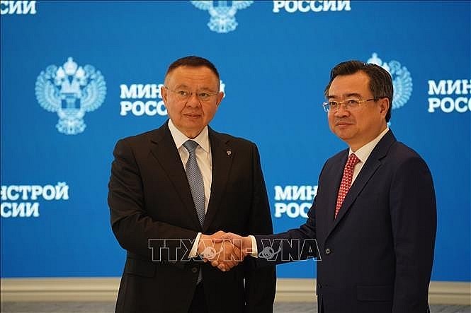 Vietnamese Minister of Construction Nguyen Thanh Nghi (R) and Russian Minister of Construction, Housing and Utilities Irek Faizullin at their meeting in Moscow on September 10. (Photo: VNA) Vietnamese Minister of Construction Nguyen Thanh Nghi (R) and Russian Minister of Construction, Housing and Utilities Irek Faizullin at their meeting in Moscow on September 10. (Photo: VNA)