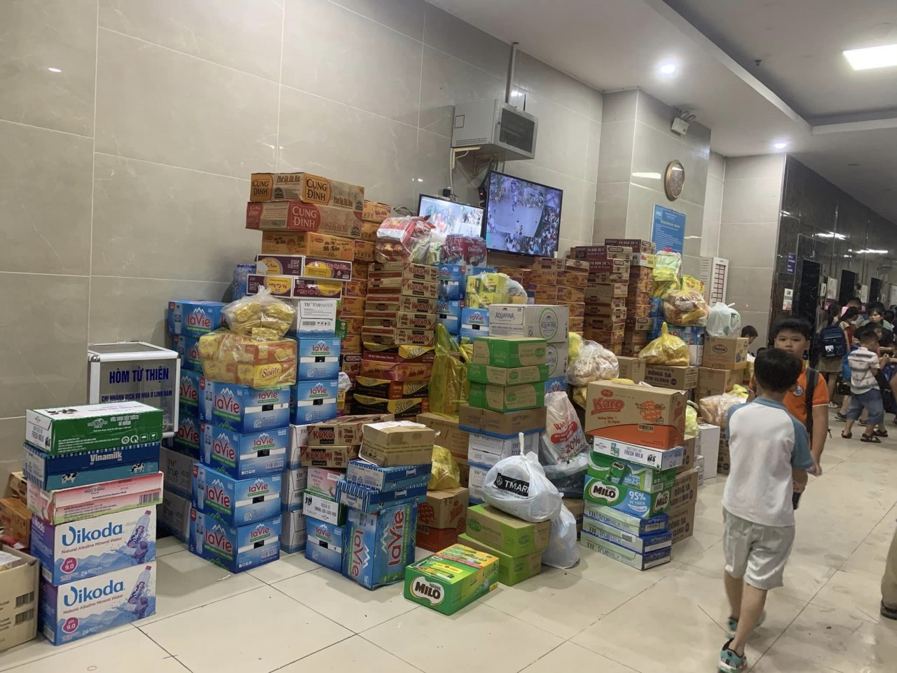 Necessities of HH Linh Dam residents to support people in flooded areas. (Photo: Huyen Ho) Necessities of HH Linh Dam residents to support people in flooded areas. (Photo: Huyen Ho)