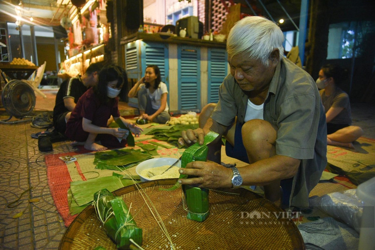 Da Nang people prepare 1,000 banh chung overnight for flood-affected areas. (Photo: Dan Viet) Da Nang people prepare 1,000 banh chung overnight for flood-affected areas. (Photo: Dan Viet)