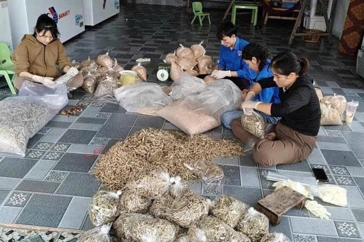 People in Ky Anh district (Ha Tinh) pack dried fish to support people in flooded areas. (Photo: Dan Tri) People in Ky Anh district (Ha Tinh) pack dried fish to support people in flooded areas. (Photo: Dan Tri)