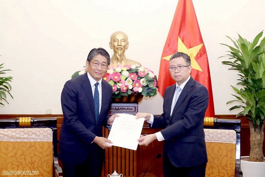 Japanese Ambassador to Vietnam Ito Naoki (L) delivers a message of sympathy from Japanese Prime Minister Kishida Fumio. (Photo: Quang Hoa) Japanese Ambassador to Vietnam Ito Naoki (L) delivers a message of sympathy from Japanese Prime Minister Kishida Fumio. (Photo: Quang Hoa)