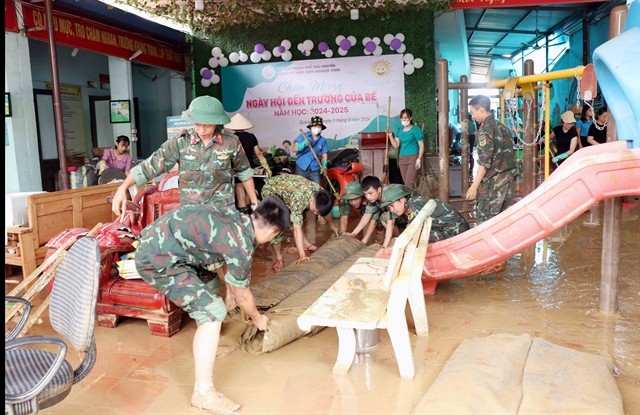 The military forces clean a pre-school in Thai Nguyen City after the flooding. (Photo: VNA) The military forces clean a pre-school in Thai Nguyen City after the flooding. (Photo: VNA)