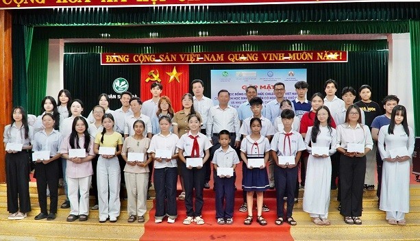 Da Nang Friendship Union Supports Poor Students to Achieve Their Dreams Da Nang Friendship Union Supports Poor Students to Achieve Their Dreams