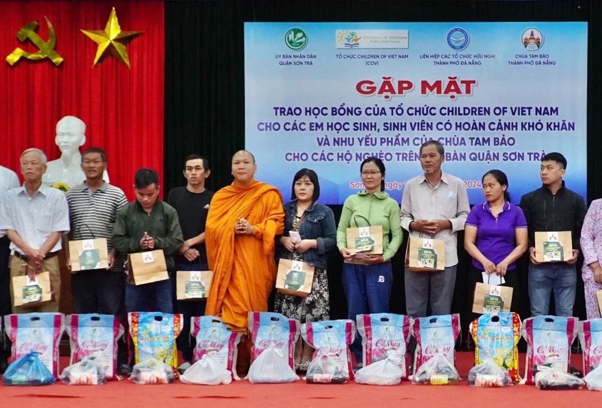 Da Nang Friendship Union Supports Poor Students to Achieve Their Dreams Da Nang Friendship Union Supports Poor Students to Achieve Their Dreams