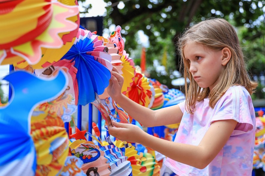 Foreigners Enjoy Vietnamese Mid-Autumn Festival Foreigners Enjoy Vietnamese Mid-Autumn Festival