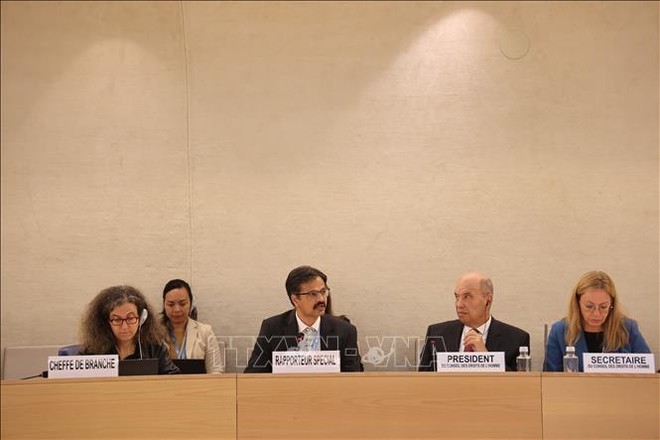 United Nations Special Rapporteur on the right to development Surya Deva (second from left) at the dialogue. (Photo: VNA) United Nations Special Rapporteur on the right to development Surya Deva (second from left) at the dialogue. (Photo: VNA)