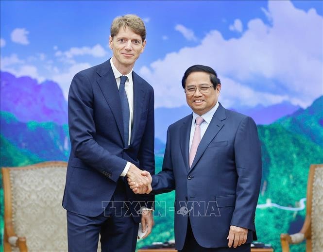 Prime Minister Phạm Minh Chinh (R) receives Robert Maersk Uggla, Chairman of A.P. Moller Holding (APM Holding) (Photo: VNA) Prime Minister Phạm Minh Chinh (R) receives Robert Maersk Uggla, Chairman of A.P. Moller Holding (APM Holding) (Photo: VNA)