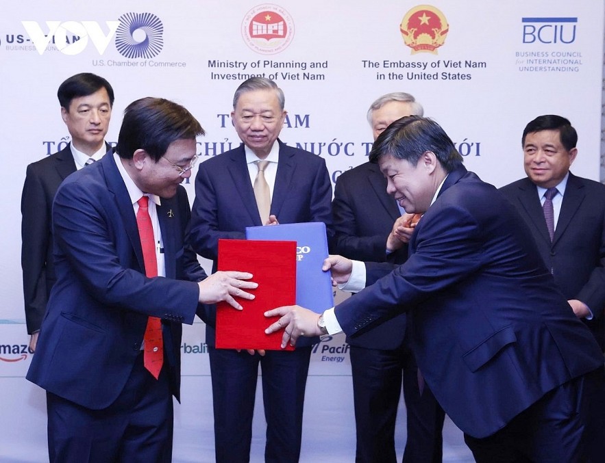 Party General Secretary and President To Lam witnesses the exchange of a memorandum of understanding in the fields of AI, semiconductors, and data center construction in Vietnam between Sovico Group and SuperMicro. Party General Secretary and President To Lam witnesses the exchange of a memorandum of understanding in the fields of AI, semiconductors, and data center construction in Vietnam between Sovico Group and SuperMicro.