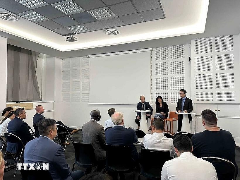 At the forum held in Marseille city on September 23. (Photo: VNA) At the forum held in Marseille city on September 23. (Photo: VNA)