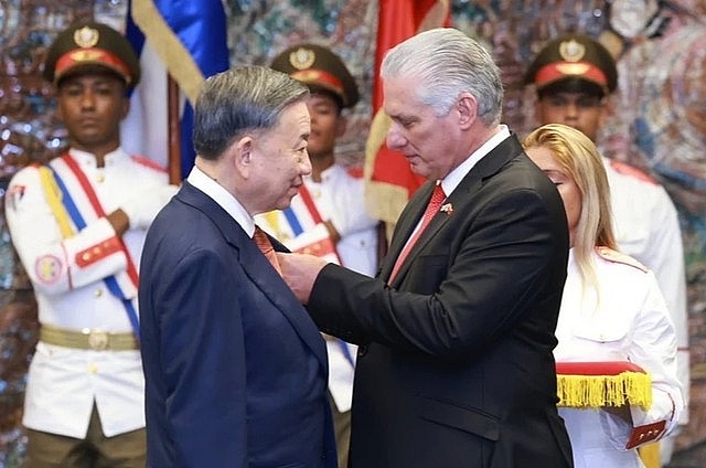 First Secretary of the Communist Party of Cuba Central Committee and President of Cuba Miguel Diaz-Canel Bermudez presents Jose Marti Order to Vietnamese General Secretary and President To Lam in Havana on September 26, 2024. Photo: VNA First Secretary of the Communist Party of Cuba Central Committee and President of Cuba Miguel Diaz-Canel Bermudez presents Jose Marti Order to Vietnamese General Secretary and President To Lam in Havana on September 26, 2024. Photo: VNA