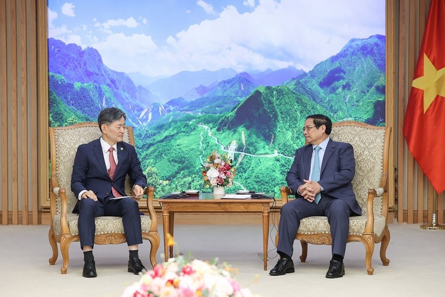 Vietnamese Prime Minister Pham Minh Chinh (R) and Korean National Police Agency's Commissioner General Cho Ji-ho during their meeting in Hanoi on September 28. (Photo: VGP) Vietnamese Prime Minister Pham Minh Chinh (R) and Korean National Police Agency's Commissioner General Cho Ji-ho during their meeting in Hanoi on September 28. (Photo: VGP)